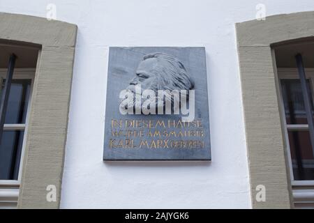 Targa di pietra incisa con Ritratto sulla casa natale di Karl Marx a Treviri, Germania