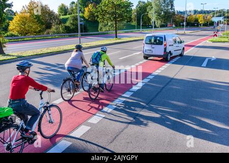 Escursioni in bicicletta la mobilità su inner-city road Foto Stock