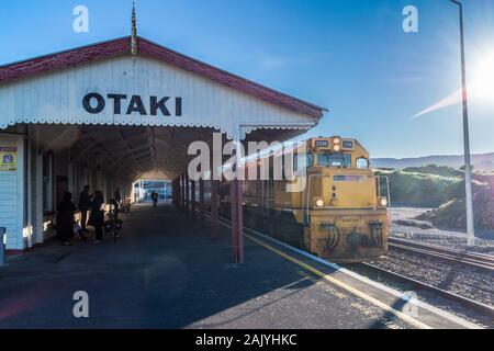 DF locomotiva classe n. 7213, Capitale il collegamento a lunga distanza commuter train alla stazione Ōtaki, Isola del nord, Nuova Zelanda Foto Stock