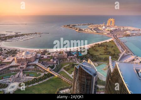 Abu Dhabi, Emirati Arabi Uniti: bella vista aerea dal ponte di osservazione a 300, Etihad torri, Emirates Palace e al Marina Village Foto Stock