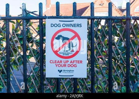 Firma avvertimento i proprietari del cane per pulire il disordine dopo il loro cane con l'illustrazione visiva Foto Stock