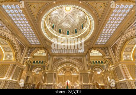 Abu Dhabi, Emirati Arabi Uniti: le sontuose decorazioni della sala principale del palazzo presidenziale (Qasr Al Watan), Palazzo della Nazione, interno Foto Stock