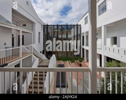 Vista in elevazione attraverso il vecchio granaio il cortile. Desmond & Leah Tutu Fondazione Legacy, Cape Town, Sud Africa. Architetto: Makeka Design Lab, 2019. Foto Stock