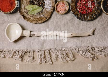 Una varietà di piatti e di spezie Foto Stock