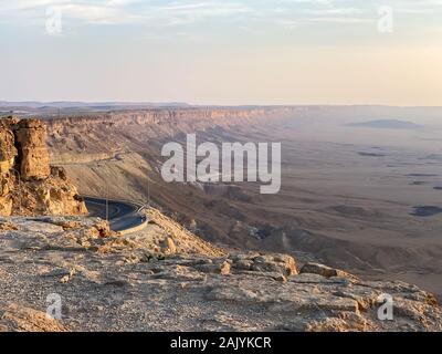 Vista panoramica di sunrise al Makhtesh Ramon Crator a Mitzpe Ramon, Sothern Negev, Israele. Foto Stock