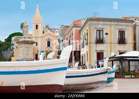 Colore tipico del pescatore in barca Marina Corta, Lipari Isole Eolie, Italia Foto Stock