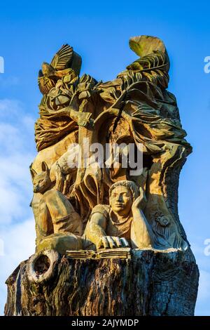 La struttura ad albero Carving da Tom Harvey in Abbazia motivi, Pershore, Inghilterra Foto Stock