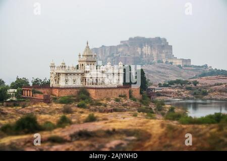 Inclinazione obiettivo di cambio - Jaswant Thada è un cenotafio situato in Jodhpur, nello stato indiano del Rajasthan. Jaisalmer fort è situato nella città di Jaisalme Foto Stock
