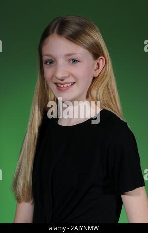 Bella bionda pelose Caucasian ragazza adolescente in una t-shirt nera isolata su un brillante sfondo graduata Foto Stock