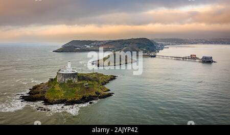 Vista aerea di un isola Offshore con faro sulla testa di Mumbles nella Baia di Swansea Foto Stock