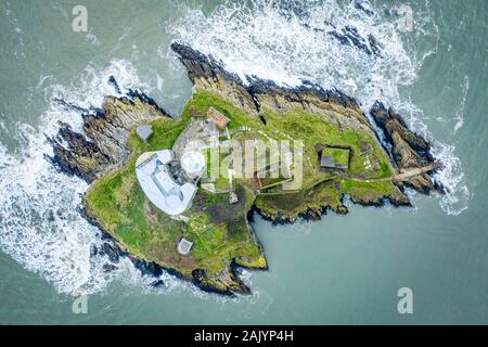 Vista aerea di un isola Offshore con faro sulla testa di Mumbles nella Baia di Swansea Foto Stock