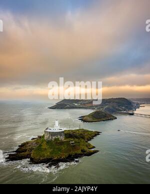 Vista aerea di un isola Offshore con faro sulla testa di Mumbles nella Baia di Swansea Foto Stock