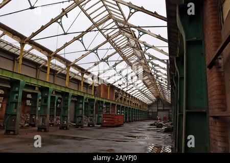 Horwich locomotiva erigere opere shop parte demolite sul 4.1.20 come parte della rigenerazione del sito. Grande lavoro di demolizione. Foto Stock