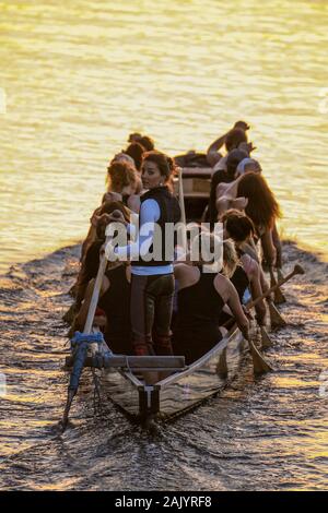 Kate Middleton, prima di lei era la duchessa di Cambridge, la formazione a bordo di una barca di DRAGO, a Londra, UK 2007. Kate ha reso la sua ormai famigerata apparizione in barca nel 2007 a seguito di una breve split da William come la fraternità preparato per un cross-Canale race in cinese tradizionale vaso contro tutti-boys equipaggio la fraternità Foto Stock