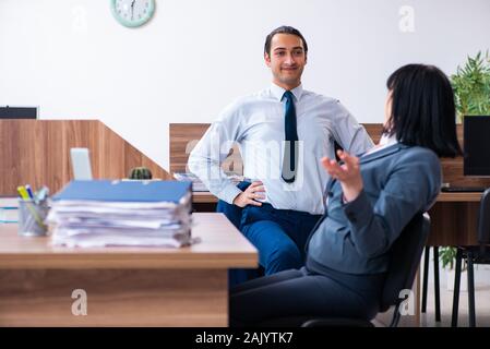 I due dipendenti facendo sport esercizi in ufficio Foto Stock