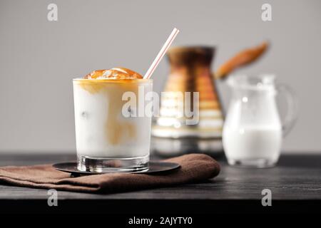 Iced latte con congelati cubetti di caffè e crema dolce Foto Stock