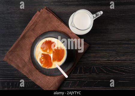 Vista superiore del latte con caffè di cubetti di ghiaccio Foto Stock