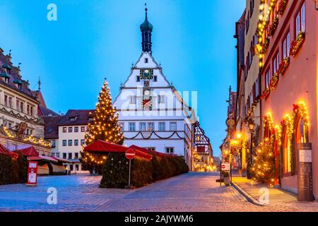 Arredato ed illuminato il Natale street e la piazza del mercato nella città medievale di Rothenburg ob der Tauber, Baviera, Germania meridionale Foto Stock