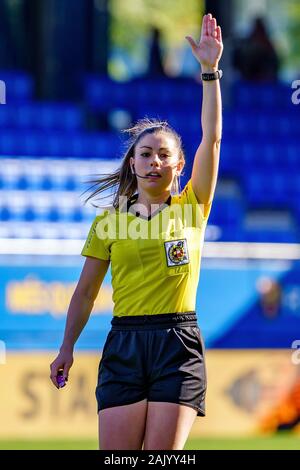 Barcellona - dic 21: la femmina arbitro Sara Fernandez al femminile spagnolo League match tra FC Barcelona femminile e Tenerife a Johan Cruyff Foto Stock