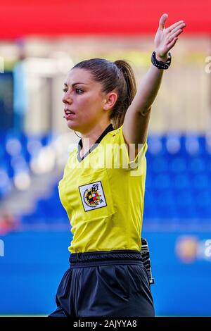 Barcellona - dic 21: la femmina arbitro Sara Fernandez al femminile spagnolo League match tra FC Barcelona femminile e Tenerife a Johan Cruyff Foto Stock