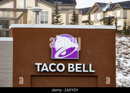 Calgary, Alberta. Canada 4 gen 2020. Un segno di un Taco Bell a ristoranti servono una varietà di messicano ispirato gli alimenti che includono tacos, burrito, quesa Foto Stock