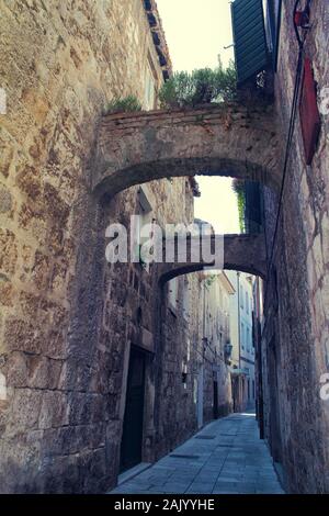 Omis vecchia strada stretta con edifici in pietra, Croazia Foto Stock