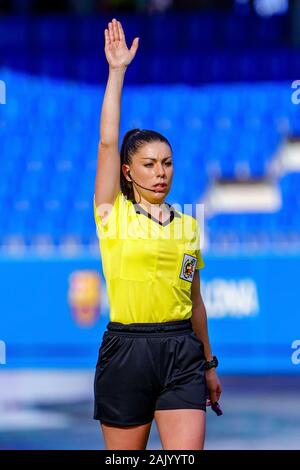 Barcellona - dic 21: la femmina arbitro Sara Fernandez al femminile spagnolo League match tra FC Barcelona femminile e Tenerife a Johan Cruyff Foto Stock