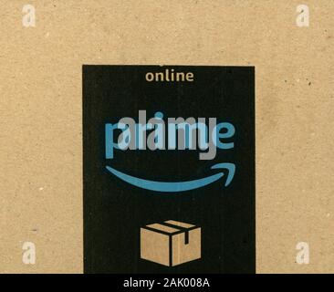 SEATTLE, Stati Uniti d'America - circa ottobre 2019: Amazon segno sulla scatola di cartone Foto Stock