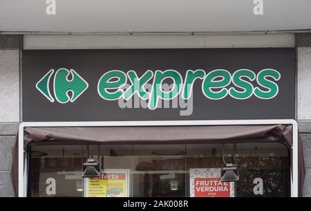 SETTIMO TORINESE, Italia - circa ottobre 2019: Carrefour Express storefront Foto Stock