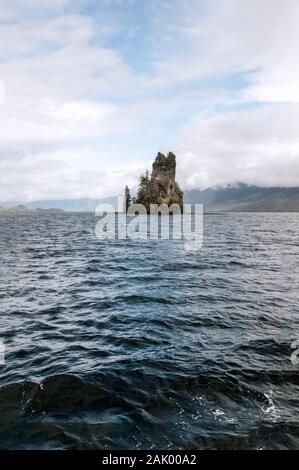 Nuovo Eddystone Rock all'entrata di Misty Fjords National Monument, Alaska Foto Stock