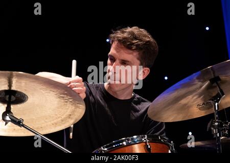 Joshua Blackmore suona la batteria con Freddie Gavita Quartet, Scarborough Jazz Festival 2019 Foto Stock