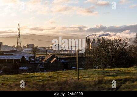 Le opere di calcare su un inverno di pomeriggio visto dalla M6 a Shap, Cumbria Regno Unito Foto Stock