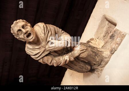 Gargoyle nella forma di un monaco medioevale pregando sulle ginocchia piegate, dal castello reale di Blois. La Francia. Gargoyle gotica come l uomo medievale. Vecchio vintag Foto Stock