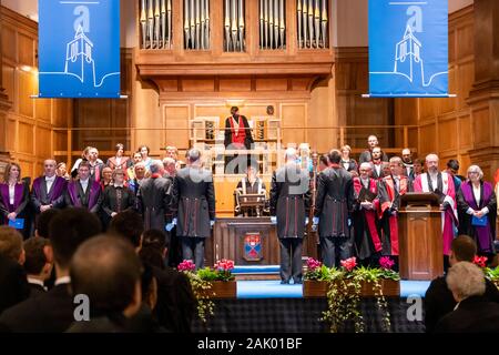 Preside e vicerettore del Professor Sally Mapstone presiedere il dicembre 2019 la cerimonia di laurea di St Andrews University in giovani Hall Foto Stock