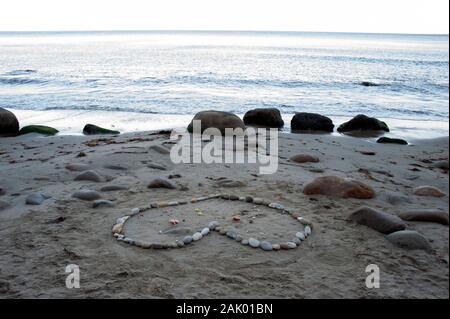 Spiaggia di pietre a forma di cuore. Foto Stock