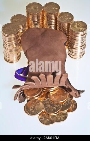 Pile di dollar monete d oro con native american sacajawea image versando da custodia in pelle Foto Stock