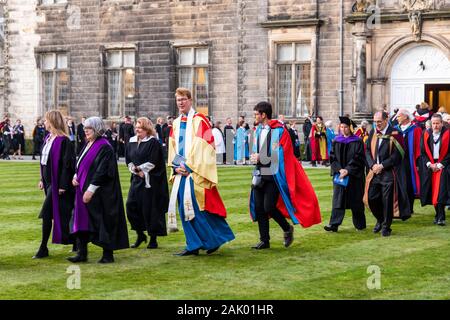 Processione dopo il dicembre 2019 la cerimonia di laurea di St Andrews University in St Salvators quadrangolo (Sallies Quad), St Andrews Foto Stock