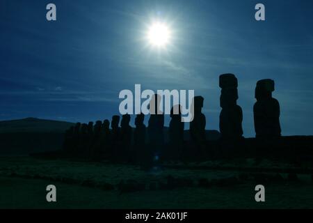 La Pop art stile di colore blu gigantesche statue Moai silhouette a Ahu Tongariki contro sky con sole abbagliante, Isola di Pasqua, Cile Foto Stock