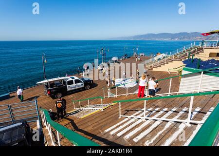 Harbor polizia Chevrolet Silverado Hybrid Patrol auto alla fine del molo di Santa Monica, Los Angeles, California, Stati Uniti Foto Stock