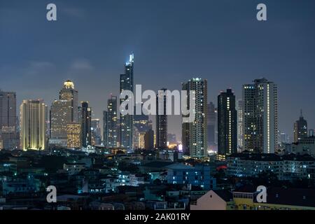 Alto edificio nella città capitale della Tailandia Bangkok area ufficio luce notturna dall'edificio Foto Stock