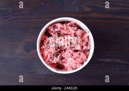 Vista superiore del gustoso cioccolato fragole chunk gelato sul colore scuro dello sfondo in legno Foto Stock