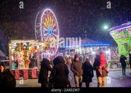 TORONTO, Ontario, Canada - 4 gennaio 2020: le persone che frequentano la AURORA Winter Festival a Ontario Place. Foto Stock