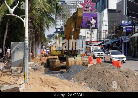 Pattaya, THAILANDIA - 24 dicembre 2019: Escavatore in cantiere su Beach Street. Foto Stock