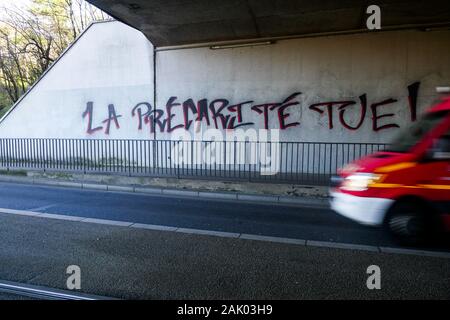 Precariet uccide, politico graffiti, Bron, Francia Centro-orientale Foto Stock