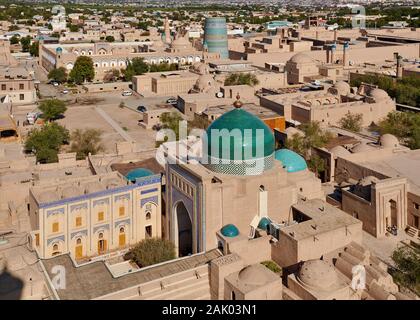 Arial vista dal minareto della Islam-Khodja madrassa su Itchan-Kala, Khiva, Uzbekistan in Asia centrale Foto Stock