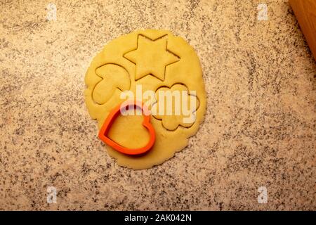 Stampi, cuori, la farina e la pasta per biscotti di Natale Foto Stock