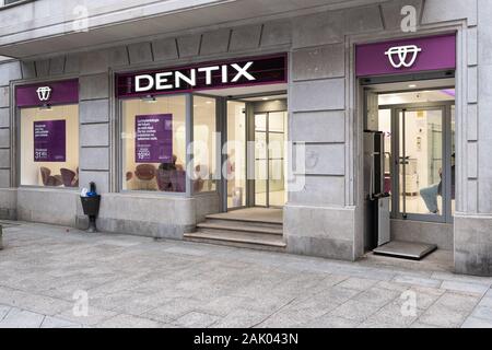 La Galizia, Spagna; 02 Gennaio 2020: Dentix facciata. Dentix è una catena spagnola di ambulatori odontoiatrici Foto Stock
