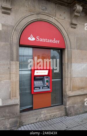 La Galizia, Spagna; 02 Gennaio 2020: Banco Santander bancomat sul vecchio edificio Foto Stock