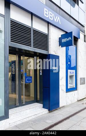La Galizia, Spagna; 02 Gennaio 2020: BBVA logo su BBVA banca ufficio. BBVA è la seconda più grande banca in Spagna Foto Stock