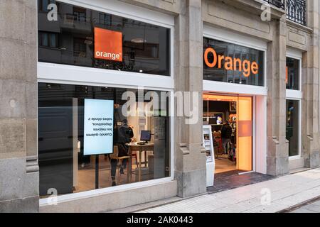 La Galizia, Spagna; 02 gennaio 2020: Orange operatore telecom negozio di facciata Foto Stock